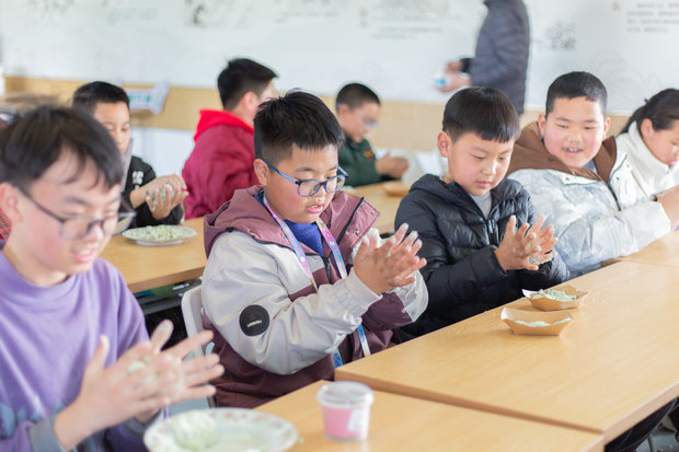 尋味節(jié)氣：制作小蒜餅，品味傳統(tǒng)美食 (1)_副本.jpg